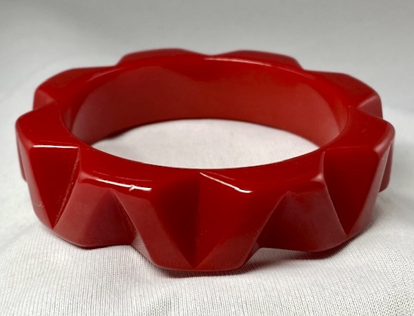 BB452 dark red V carved bakelite bangle